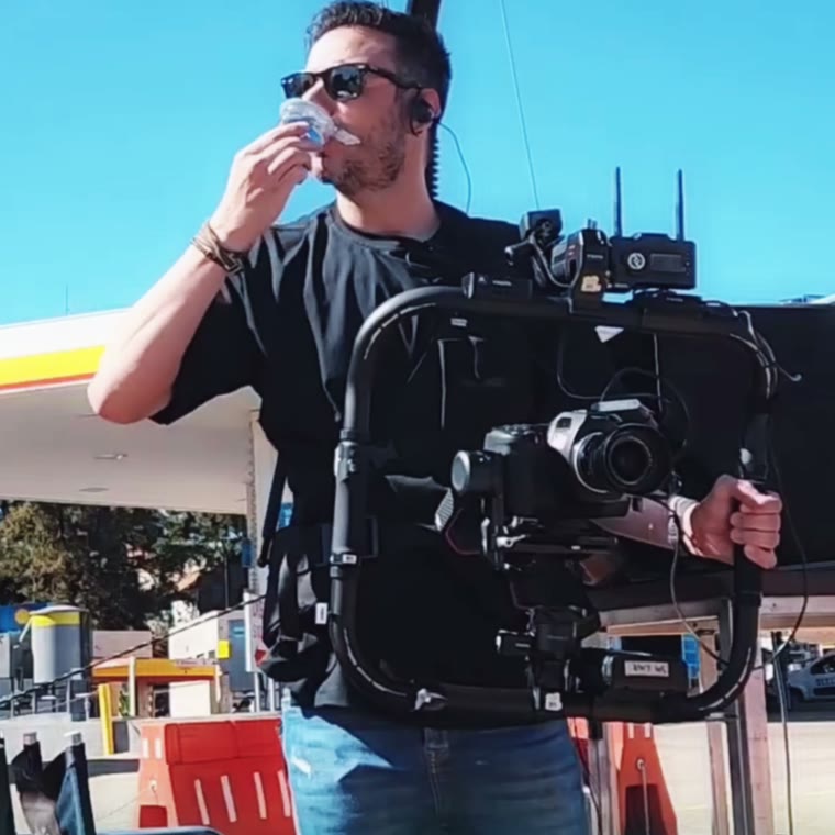 Operador com rig de câmera de cinema em gravação externa