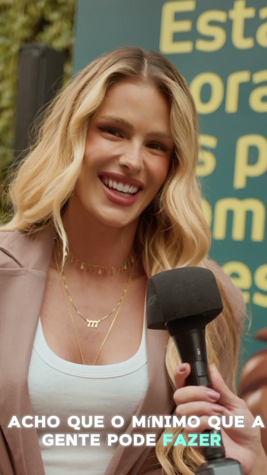 Entrevista com microfone em evento, peça de depoimento da Medical Filmes