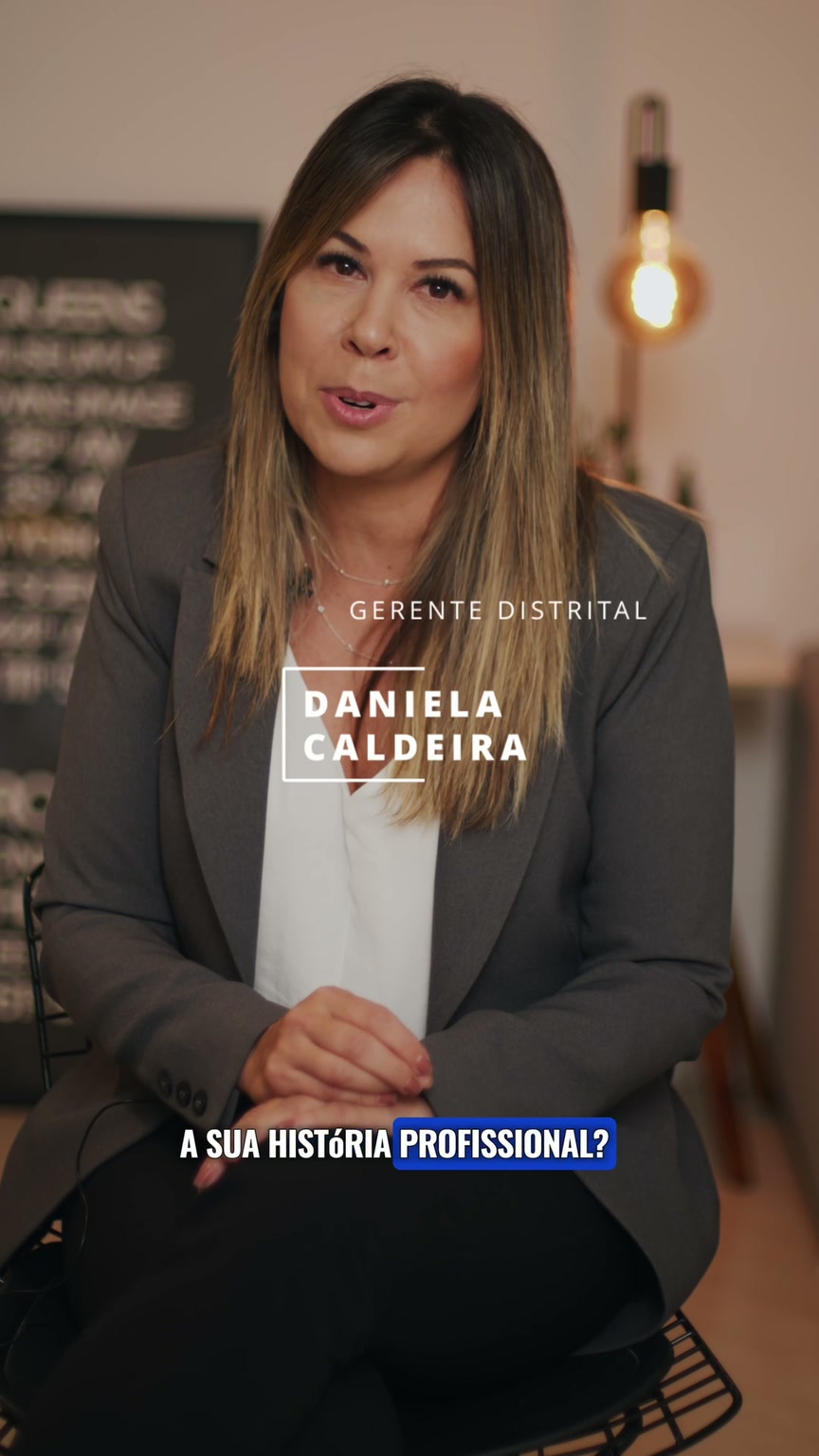 Especialistas identificados em tela e falando à câmera