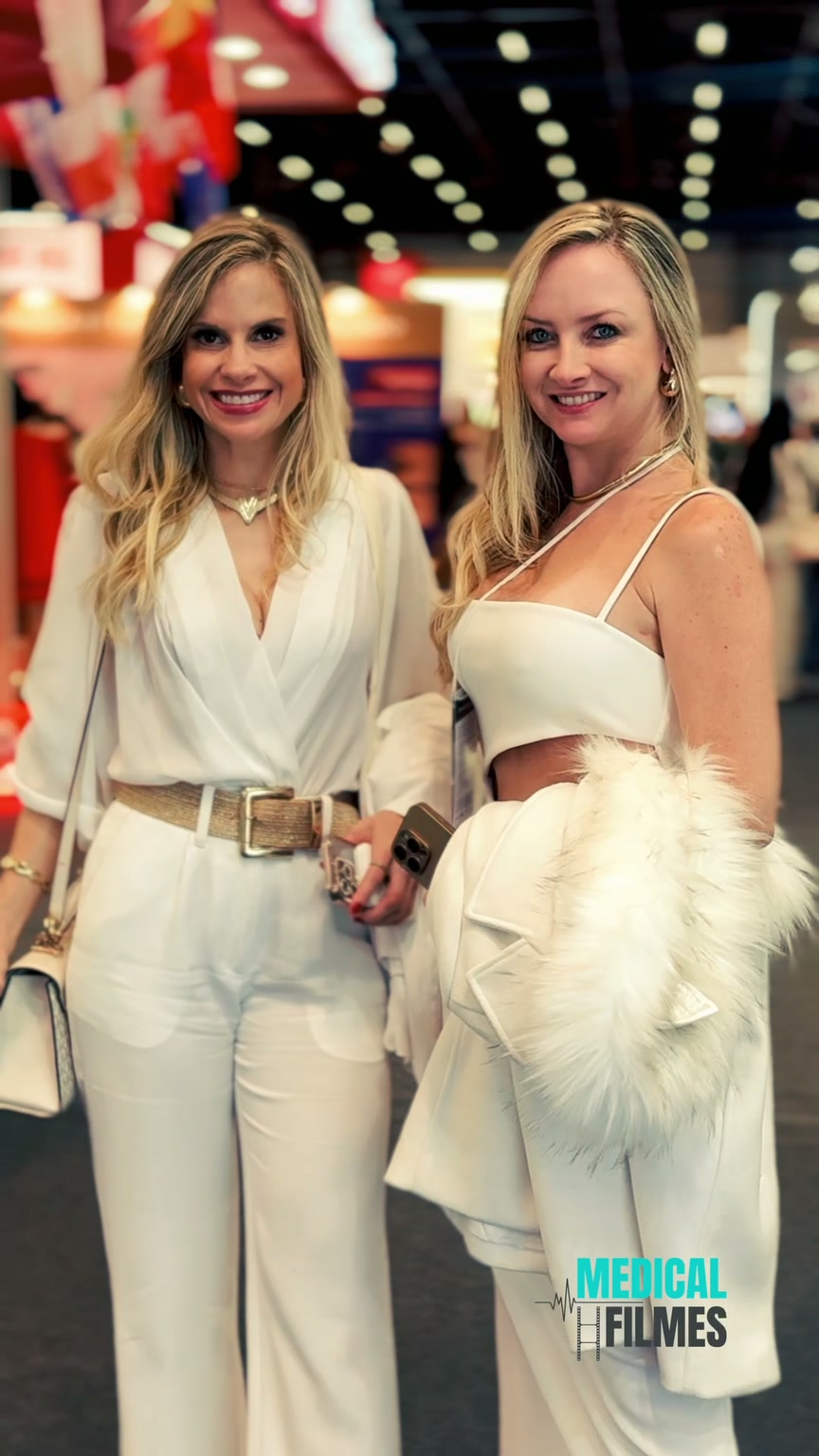 Duas visitantes sorrindo na feira Cosmobeauty, cobertura de evento